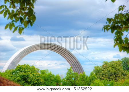 Raduga Rainbow Monumen