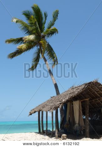 Fischernetze auf tropischen Strand