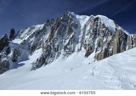 Montagne con ghiacciai e scogliere