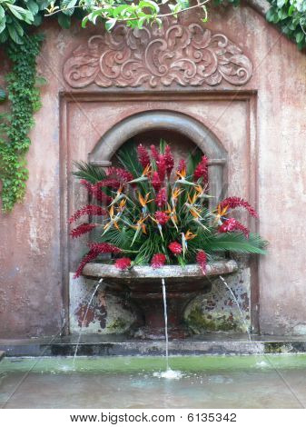 Brunnen mit Blumen
