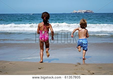 Kids running to the sea