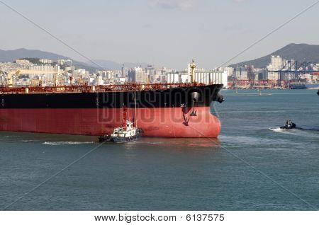 New building ships in shipyard