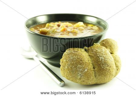 Sopa de legumes em uma tigela preta