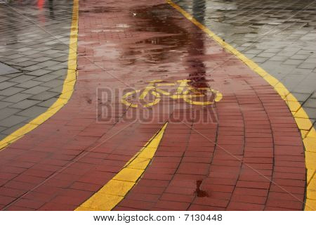 Ciclovia urbana molhado depois de uma tempestade