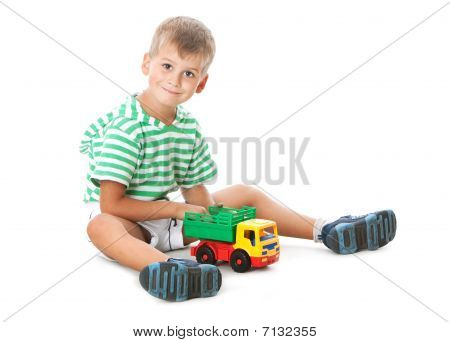 Menino segurando um carro