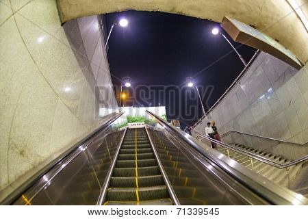People At The Metro Station  In Delhi