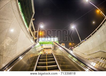 People At The Metro Station  In Delhi