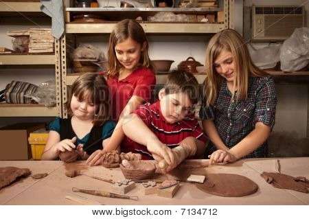 Niños en un estudio de la arcilla
