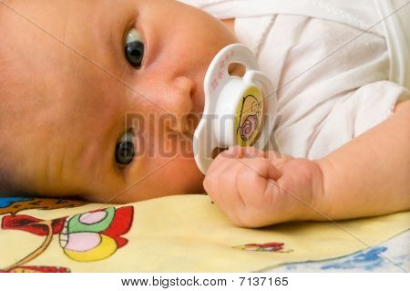 das Kind mit einem baby's dummy