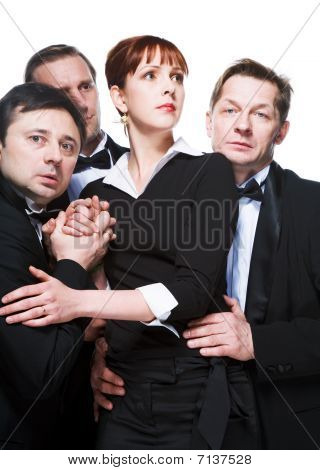 Tři muži ve smokingu a veselá dívka
