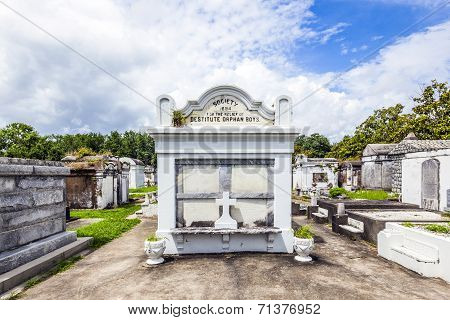 Lafayette Cemetery In New Orleans With Historic Grave Stones