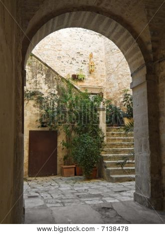 Starověké oblouk. Giovinazzo. Apulie.