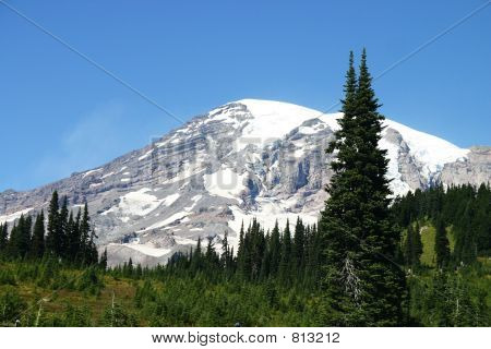 schneebedeckte Gipfel des Mt. rainier