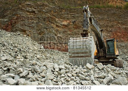 extraction of stone in the quarry