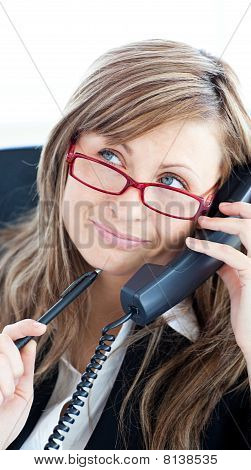 Thougtful Businesswoman มั่นใจสวมแว่นตาสีแดง