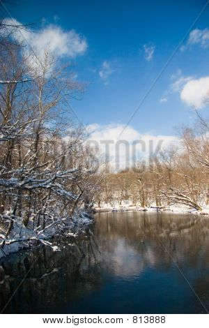 sonnige Himmel nach dem Schneesturm