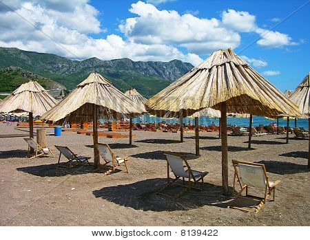 Spiaggia con lettini e ombrelloni