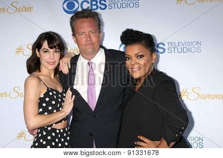 LOS ANGELES - MAY 18:  Lindsay Sloane, Matthew Perry, Yvette Nicole Freeman at the CBS Summer Soiree 2015 at the London Hotel on May 18, 2015 in West Hollywood, CA