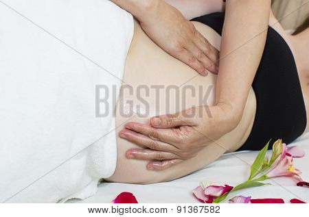 massage pregnant woman