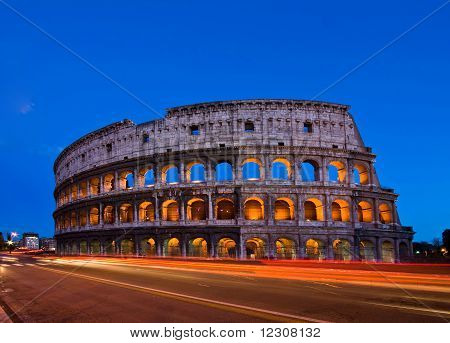 Colosseum ışık iz, Roma ile alacakaranlıkta