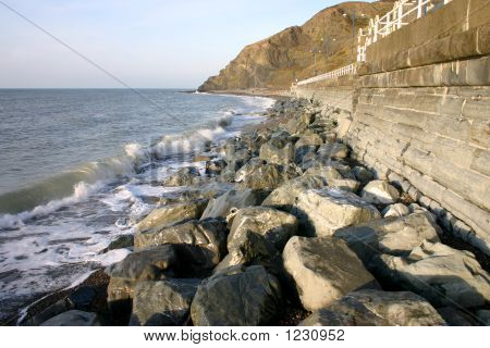 Deniz duvar ve büyük taşlar, Aberystwyth, Galler, Birleşik Krallık