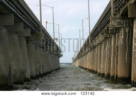 Entre as pontes