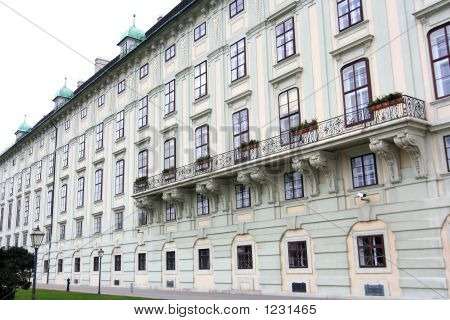 Dlouhá historická budova