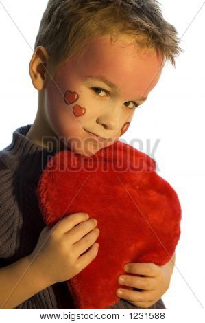 hält ein Valentine-Herz