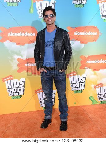 LOS ANGELES - MAR 12:  John Stamos arrives to the Nickeloden's Kid's Choice Awards 2016  on March 12, 2016 in Hollywood, CA.                