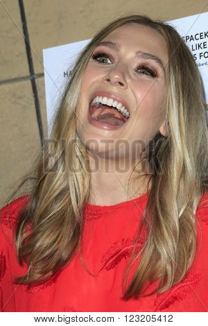 LOS ANGELES - MAR 22: Elizabeth Olsen at the Premiere of 'I Saw The Light' at the Egyptian Theatre on March 22, 2016 in Los Angeles, California