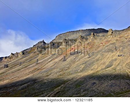 Vecchia miniera nelle montagne di Spitsbergen
