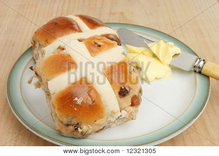 Hot Cross Buns na talerzu