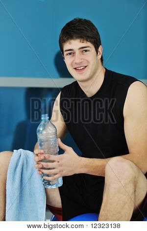 Muž pít vodu při Fitness cvičení