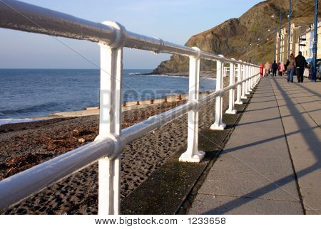 Beyaz parmaklıklar Promenade, Aberystwyth, Galler boyunca boyalı.