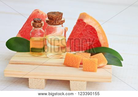 Grapefruit essential oil, in bottles, fresh citrus pieces
** Note: Soft Focus at 100%, best at smaller sizes