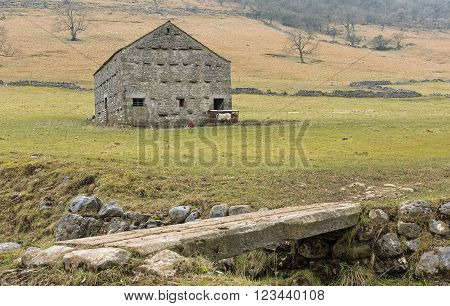 A traditional stone barn on the Dales way footpath near Kettlewell on the Yorkshire Dales National Park, a popular location for tourists and walkers visiting the park.