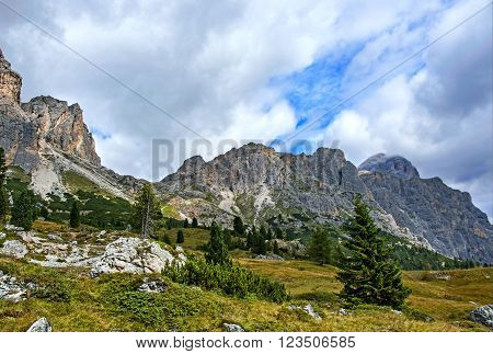 The Great Dolomite Road is a breathtaking scenic drive that crosses the alpine passes, connecting the Bozen and Bolzano regions.