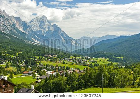 The Great Dolomite Road is a breathtaking scenic drive that crosses the alpine passes, connecting the Bozen and Bolzano regions.