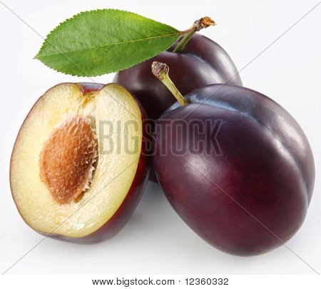Prugne su sfondo bianco