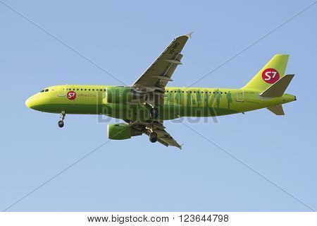 ST. PETERSBURG, RUSSIA - JULY 24, 2015: Flying the Airbus A320 (VQ-BRD) S7 - Siberia Airlines on the background of blue sky