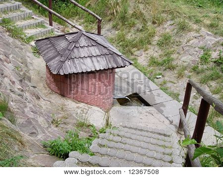  Una vecchia pompa acqua stile sopra un abbeveratoio.