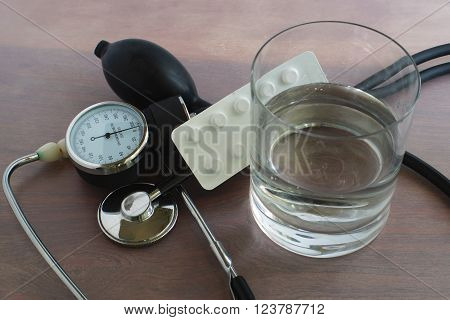 Regular pressure measurement and correction using medicines