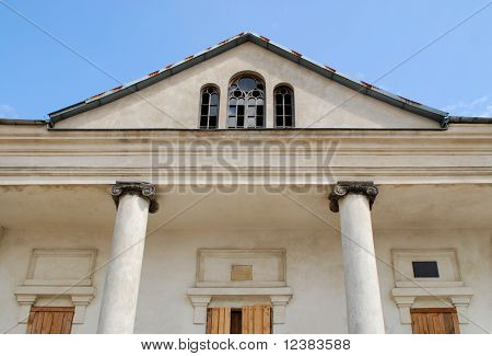 Den historiske synagoge blev bygget i 1851 i Klimontow. Polen