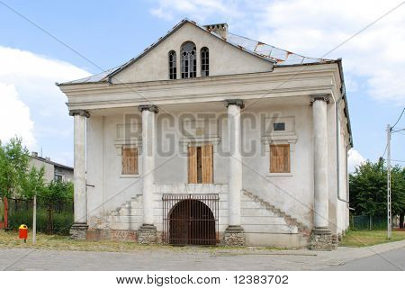 Den historiske synagoge blev bygget i 1851 i Klimontow. Polen