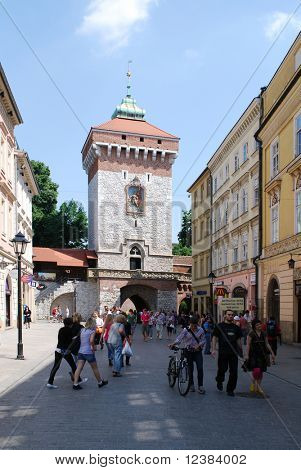 CRACOW - 8 มิถุนายน: นักท่องเที่ยวบนถนน Florianska ใน Cracow เมื่อ 8 มิถุนายน 2010 ใน Cracow โปแลนด์