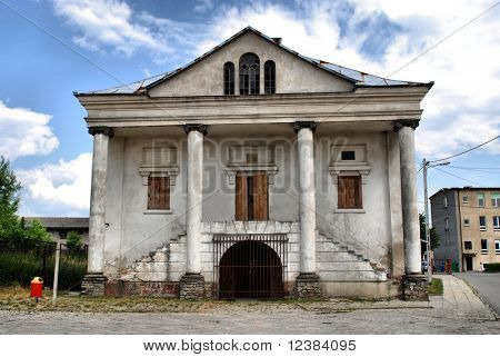 Den historiske synagoge blev bygget i 1851 i Klimontow. Polen