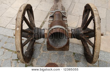 Gamle pistol på hjul om en befæstning.