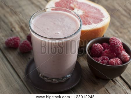 Smoothies with frozen raspberries and grapefruit with yogurt.