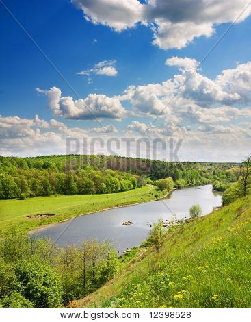 idillic wiosnę krajobraz z rzeką