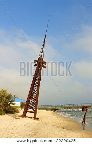 金属の傾斜塔海岸